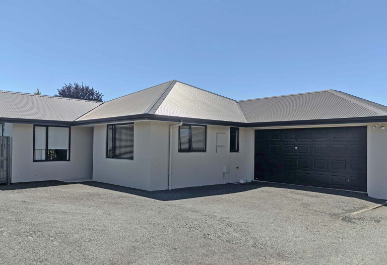 CENTRAL FULLY FURNISHED TOWNHOUSE. AVAILABLE 25 March