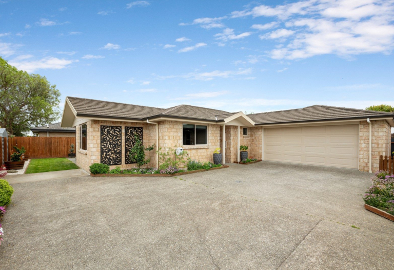 REDWOOTOWN TOWN HOUSE AVAILABLE 18 MARCH
