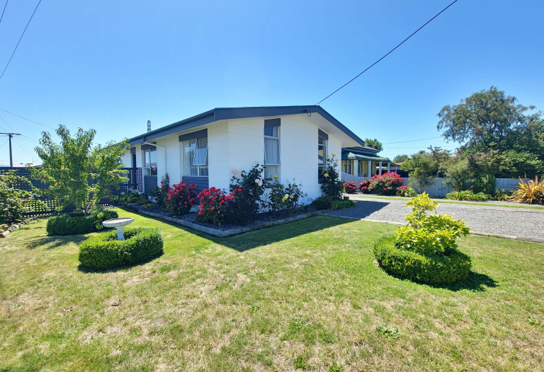 TIDY FULLY FURNISHED HOME NEAR THE REDWOODTOWN SHOPPING CENTRE Available 1 April