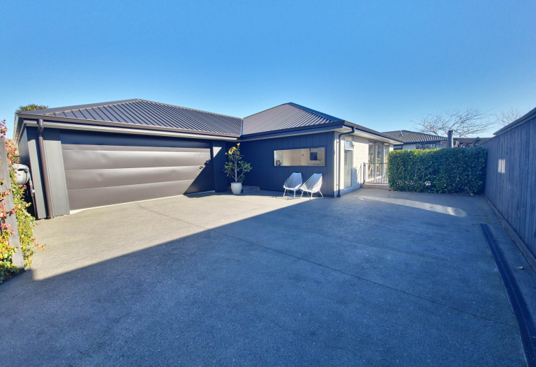 MODERN 3 BEDROOM REDWOODTOWN TOWNHOUSE THAT HAS IT ALL - available 25 August 2026