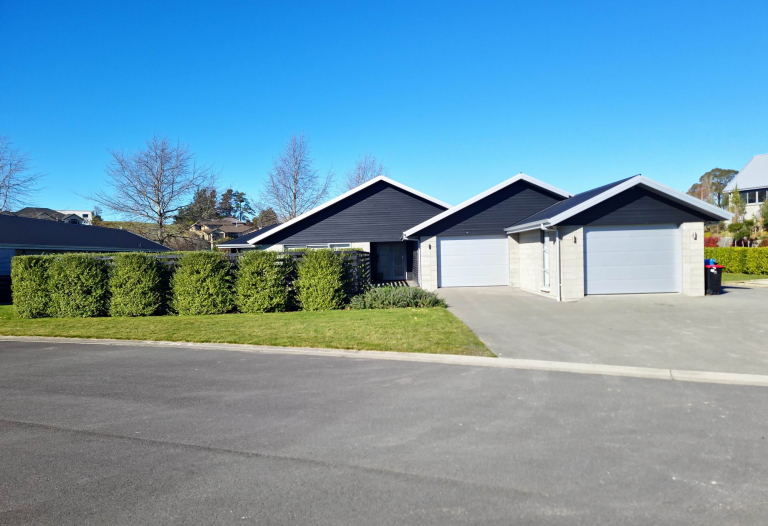 LARGE MODERN 3 BEDROOM FAIRHALL PROPERTY - AVAILABLE 25 AUGUST